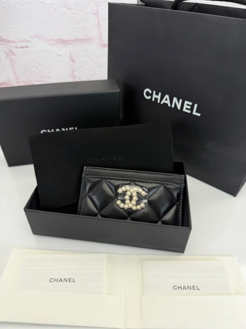 Chanel Pearl CC Black Quilted Card Holder NEW